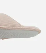 Pantuflas abiertas de estar por casa, color rosado, con textura acanalada y suela de goma.