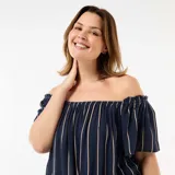 Blusa fluida de crepé azul marino con rayas verticales beige, de manga corta y escote off-shoulder con diseño fruncido.