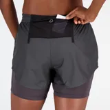 Short deportivo 2 en 1 New Balance Impact Run, color gris oscuro, con short interior de compresión y exterior holgado de poliéster ripstop con tecnología NB DRY.