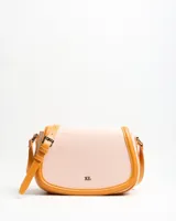 Bandolera combinada de tela texturizada en tono rosado o nude y detalles en símil cuero color tostado. Cuenta con solapa frontal, herrajes metálicos plateados con logo de la marca grabado y correa ajustable.
