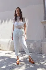 Sandalias color marrón con plataforma y tira ancha sobre los dedos.