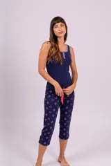 Conjunto de pijama azul marino con estampado de anclas, compuesto por una musculosa con cuello redondo y botones, y un pantalón capri con cintura elástica.