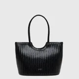 Cartera tipo tote de diseño trenzado en color negro, con doble asa de hombro y estructura rígida.