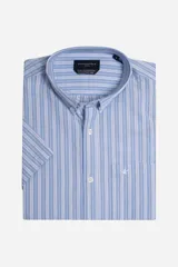 Camisa de manga corta a rayas celestes y blancas, confeccionada en cloqué de algodón. Tiene fit regular, cartera abotonada y logo bordado.