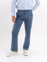 Pantalon chino de corte regular y tiro medio, con cierre de boton y cremallera, bolsillos laterales y traseros, y terminacion recta.