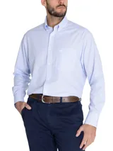 Camisa de manga larga RKF para hombre, de color celeste con micropadrones en tono azul, cuello abotonado y bolsillo en el pecho con el logo de la marca bordado.