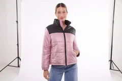Campera puffer corta color rosa con cuello y parte superior en negro.