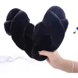 Pantuflas de estar por casa con diseño de bandas cruzadas, confeccionadas en material sintético de pelo largo y suave. Poseen suela de goma con plantilla acolchada.