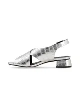 Sandalia plateada con textura croco, tiras cruzadas, pulsera regulable y taco bajo.