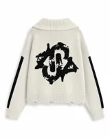 Sweater de punto color blanco con diseño gráfico negro en la espalda, cuello alto y detalles desgastados en los bordes.
