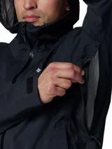 Chaqueta impermeable y transpirable de la línea Titanium de Columbia, con tecnología Omni-Tech y costuras selladas. Presenta capucha ajustable, cremallera frontal revestida de PU, ventilación en las axilas, bolsillos con cierre y puños ajustables.