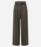 Pantalón recto de tiro medio con textura espina de pez, confeccionado en tejido de poliéster y viscosa. Presenta cintura con trabillas, bolsillos laterales y cierre frontal. Incluye cinturón de poliuretano a juego.