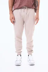 Pantalón de felpa con cintura elástica ajustable mediante cordón, bolsillos laterales y puños acanalados en los tobillos.