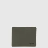 Billetera clásica de diseño minimalista con textura granulada, cierre magnético y logo grabado en la esquina inferior.