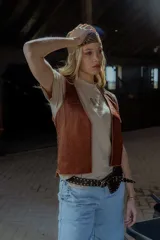 Remera color beige de algodón, con cuello redondo y logo 'AW' bordado en el frente.