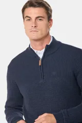 Buzo tejido de punto con textura, cuello alto y cierre frontal parcial. Presenta puños y ruedo acanalados, con un diseño clásico y versátil.