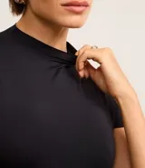 Body manga corta color borgoña, con cuello redondo medio y cierre inferior.