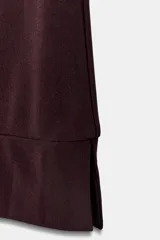 Pantalón largo color bordó, confeccionado en crepe fluido, con tiro alto, cintura elástica y diseño de pierna ancha.