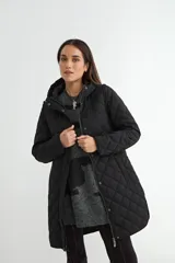 Campera acolchada negra con diseño de rombos, cierre frontal con cremallera y botones a presión, y capucha integrada.