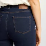 Pantalón de jean skinny azul oscuro, de tiro alto con cierre de botones.