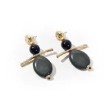 Aros colgantes dorados con mostacillas negras y azules.