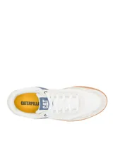 Sneaker Caterpillar modelo Pause Retro, de diseño minimalista con exterior en lona blanca y detalles en gamuza. Presenta suela de goma color caramelo con textura de panal y logo de la marca en el lateral y la lengüeta.