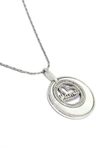 Dije redondo de plata con borde de circonias y centro de nácar. En el centro, figura de una niña con circonias y la palabra "Mama" en plata.