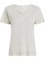 Remera de manga corta con cuello en V, color beige claro, confeccionada en lino con textura visible. Presenta una etiqueta con el logo de Calvin Klein en la parte posterior del cuello.
