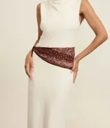 Pañuelo triangular de algodón con estampado paisley en tonos marrón oscuro y rosado claro.