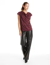 Blusa de satén labrado con diseño de jacquard tono sobre tono, cuello volcado y manga corta con hombro caído.