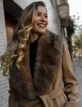 Tapado largo de paño de la marca Michael Kors, color marrón tostado, con cuello solapa adornado con piel sintética desmontable, bolsillos delanteros y cinturón ajustable del mismo material.