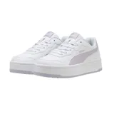 Championes Puma de mujer modelo Court Lally Skye, color blanco con detalles en lila pálido. Presentan un diseño de corte bajo con capellada sintética, franja Puma Formstrip en el lateral y suela de goma tipo plataforma. Incorporan plantilla SoftFoam+.