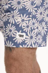 Short de baño con estampado floral en tonos rosados, marrones y grises, con cintura elástica y cordón ajustable blanco.