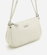 Cartera tipo baguette pequeña Satinato, confeccionada en PU color marfil, de formato alargado y estructura maleable. Cuenta con cierre superior de cremallera, placa frontal aplicada con el logo de la marca y asa de cadena doble metálica en tono plateado que permite llevarla al hombro o cruzada.
