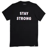 Remera de algodón negra con cuello redondo y mangas cortas. Presenta un estampado frontal con la frase 'STAY STRONG' en efecto 3D con colores rojo y azul.