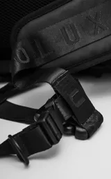 Bolso contenedor negro diseñado para bicicleta, confeccionado en textil de alta resistencia. Cuenta con dos compartimentos independientes con cierres metálicos, dos bolsillos laterales, cinta reflectiva frontal y correas reforzadas para montaje.