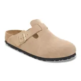 Zuecos Birkenstock modelo Boston Leve en color beige arena, confeccionados en gamuza, con una tira ajustable con hebilla metálica en el empeine y suela de goma negra.