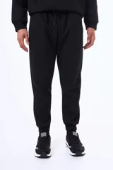 Pantalon de felpa con cintura elástica y cordón ajustable, corte recto con puños en los tobillos.
