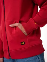 Buzo con capucha y cierre frontal completo, confeccionado en tejido fleece color rojo. Presenta bolsillos tipo canguro, puños y cintura acanalados, y un pequeño parche con el logo de la marca en el bajo.