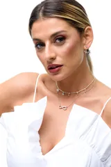 Aros de plata 925 con forma de punto de luz y colgante de circonias. Cierre a presión con tornillo.