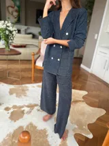 Pantalón de punto acampanado con tajos laterales, confeccionado en tejido con lurex y viscosa.