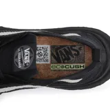 Championes Vans Ultrarange VR3 color negro con detalles en gris y blanco. Fabricados con materiales reciclados y renovables.