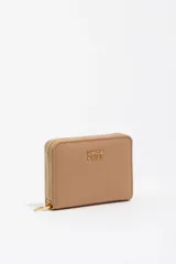 Billetera compacta de estructura blanda con cierre de cremallera perimetral. Presenta el logo metálico de la marca en el frente y acabados metálicos dorados.