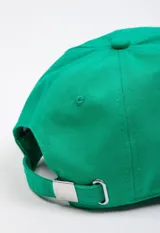 Gorro verde con visera y logo bordado en el frente.
