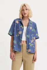 Camisa azul con estampado floral multicolor, de corte recto, manga corta y cuello camisero.