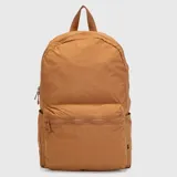 Mochila Bubba plegable de diseño minimalista, confeccionada en material ligero color tostado. Cuenta con un compartimento principal amplio con cierre, bolsillo frontal organizador con cierre y bolsillos laterales para botellas.