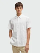 Camisa de manga corta Boss, confeccionada en tejido con textura de rayas verticales sutiles, con cuello clásico y cierre frontal de botones.