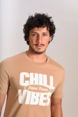 Remera tostada Original Penguin de manga corta y cuello redondo, con estampado frontal "Chill Vibes" en color blanco.