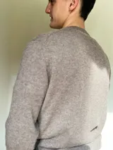 Sweater marrón de lana con cuello redondo y mangas largas.