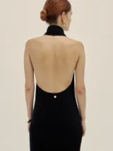 Vestido midi negro de punto con cuello halter y espalda descubierta.